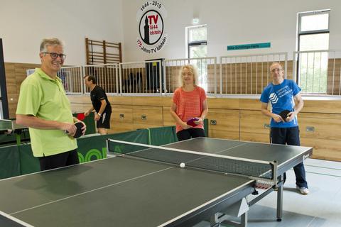 Frank Strathmann (Trainer), Birgit Borchardt und Harry Wißler (von links) an der Tischtennisplatte. Foto: Mallmann/AMP