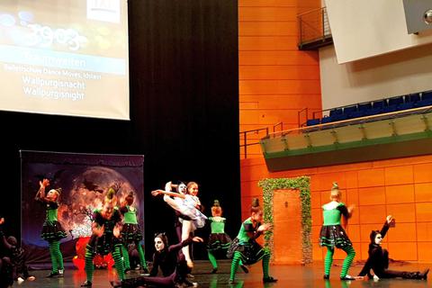 Höllisch gut tanzen sich die Idsteiner „Hexen“ mit „Walpurgisnacht“ in den Tanzhimmel: Mit ihrem Auftritt überzeugten sie die Jury. Foto: Christian Frössl