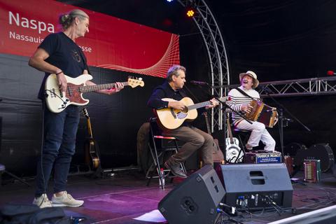 Klaus Noll, Biber Herrmann und Yannik Monot (von links) heizen dem Publikum ordentlich ein. Foto: Mallmann/AMP