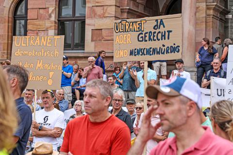 Bürger aus dem Rheingau-Taunus-Kreis und dem Main-Taunus-Kreis protestieren gegen politische Willkür im Genehmigungsverfahren der Gleichstromhochspannungsleitung Ultranet.