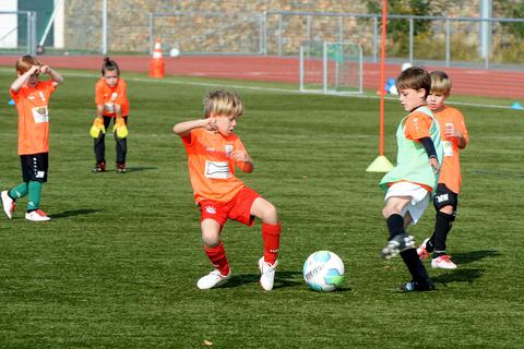 Den Ball im Fokus: Beim Fußballcamp des 1. FC Kiedrich geht es richtig zur Sache. Foto: DigiAtel/Heibel