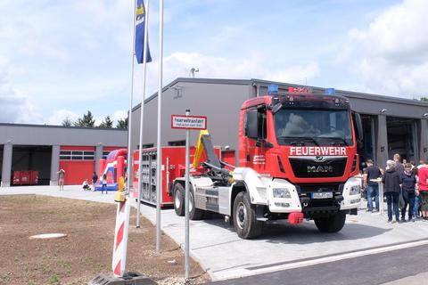 Der Rheingau-Taunus-Kreis unterhält zwei Wechsellader-Fahrzeuge für Abrollbehälter. Eines ist in Rüdesheim, das andere im neuen Feuerwehrgerätehaus im Bad Schwalbacher Stadtteil Hettenhain stationiert. Archivfoto: Martin Fromme