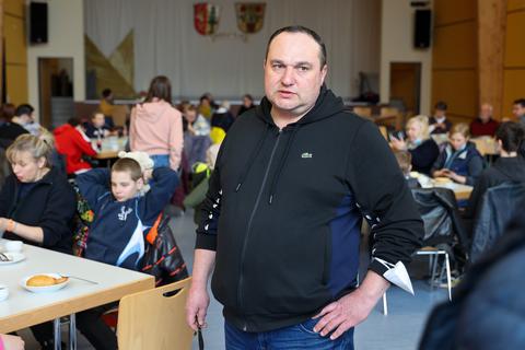Igor Horbal aus Heidenrod organisiert Hilfstransporte in die Ukraine und bringt am 14. März auf dem Rückweg ukrainische Flüchtlinge mit nach Kemel. In der Römerhalle werden die Familien auf Privathaushalte in Heidenrod verteilt.