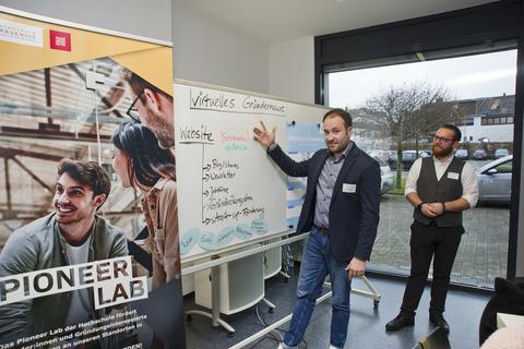 Maximilian Faust (links) ist Geschäftsführer des "Pioneer Lab", das Studenten der Hochschule Fresenius in Idstein bei der Existenzgründung unterstützt.  
