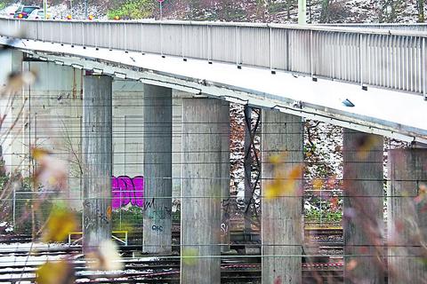 Die marode Eisenbahnbrücke in Niedernhausen sorgte 2020 für viel Ärger – jetzt wird sie abgerissen. Archivfoto: Mallmann/AMP