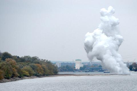 Am Freitagabend konnte die Nebelbombe im Rhein bei Eltville erfolgreich gesprengt werden. Foto: Heibel