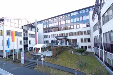 Wie verändern sich die politischen Kräfteverhältnisse im Rheingau-Taunus-Kreis (hier das Kreishaus in Bad Schwalbach) nach der Kommunalwahl? Foto: Martin Fromme