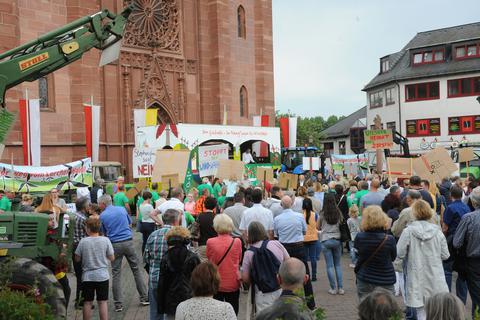 Die Windkraftgegner demonstrierten im Mai 2017 in Geisenheim erfolgreich. Ein paar Monate später zogen die Projektierer die Anträge zur Genehmigung von Windkraftanlagen zurück.         Archivfoto: Heinz Margielsky