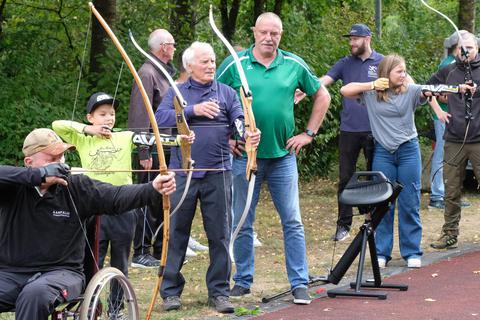 Dass sich der Bogensport auch für Menschen im Rollstuhl eignet, demonstrieren die Aarfalken abseits des Stadions Obere Aar auf einer großen Freifläche. Foto: Martin Fromme