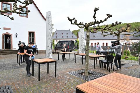 Das Team der Klosterschänke Eberbach gibt Vollgas, damit ab Montag die Gäste wieder kommen können. Foto: DigiAtel/Heibel