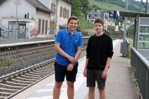 Nicolas Kunz (links) und Lars Henke vom Lorcher Kinder- und Jugendbeirat am Lorcher Bahnhof. Gerne würden sie dort noch öfter Personenzüge halten sehen. Foto: Thorsten Stötzer