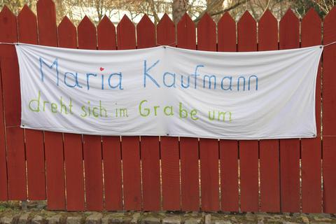 Der Protest gegen die Wohnungsverkäufe wird in Lorch auch durch dieses Transparent in der Wisperstraße augenfällig. Foto: Thorsten Stötzer