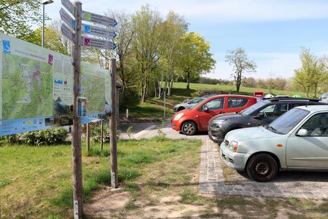 An den Einstiegspunkten der Wisper-Trails wie hier in Espenschied parken häufig viele Autos, doch allgemein hat sich die Situation entspannt. Foto: Thorsten Stötzer