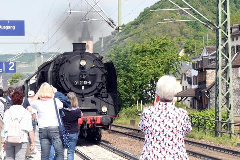 Am Lorcher Bahnhof erwarten Ausflügler die Dampflok von 1934, die einen 60er-Jahre-Zug durch das Rheintal schleppt. Foto: Heinz Margielsky