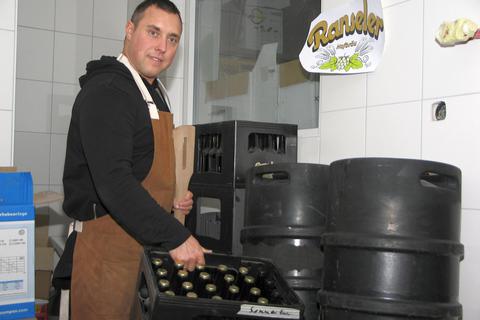 Der Kasten gefüllt, das Brauholz zur Hand: Oliver Kraus will mit seinem Bier Rheingauer und Touristen überzeugen. Foto: Thorsten Stötzer