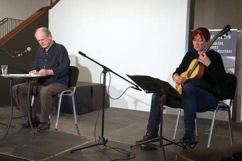 Zarte Gitarrenmusik zur tragischen Handlung: Michael Quast und Vanessa Heinisch. Foto: Thorsten Stötzer