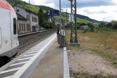 Am Lorcher Bahnhof liegen Flächen brach, die sich für Park-and-Ride eignen. Im Hintergrund rechts der Güterschuppen. Foto: Thorsten Stötzer