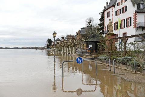 Wenn der Rhein über die Ufer tritt, sollen die nachteiligen Folgen künftig geringer sein – dank des neuen Risikomanagement-Plans. Archivfoto: DigiAtel/Heibel