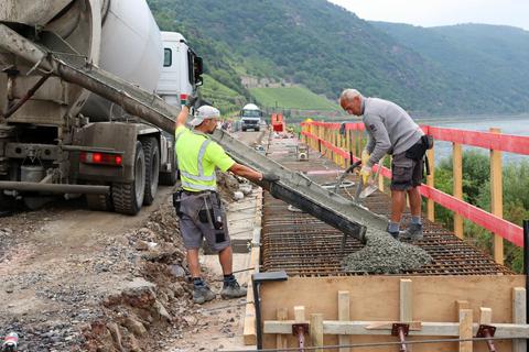 Auf der Baustelle bei Lorch fließt der Beton, über den später die Radfahrer strampeln wollen. Foto: Thorsten Stötzer
