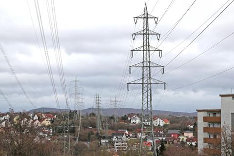Geht es nach der Bürgerinitiative Niedernhausen/Eppstein werden bestehende Strommasten in Wohngebieten, wie hier in Niedernhausen, nicht für die Ultranet-Trasse genutzt. Archivfoto: René Vigneron