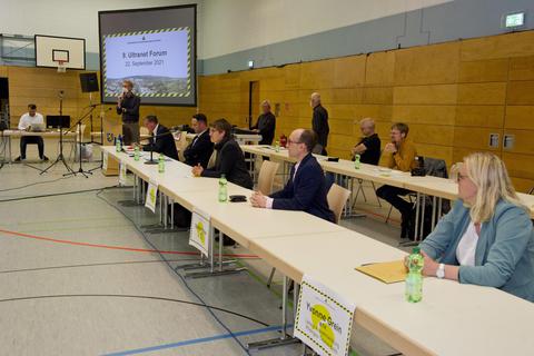 Dirk Lorbach (mit Mikrofon) eröffnet das 9. Ultranet-Forum. Auf dem Podium sitzen (von links): Martin Rabanus (SPD), Joachim Reimann (CDU), Anna Lührmann (Grüne), Stefan Müller (FDP) und Yvonne Grein (Rheingau-Taunus-Kreis). Foto: Mallmann/AMP