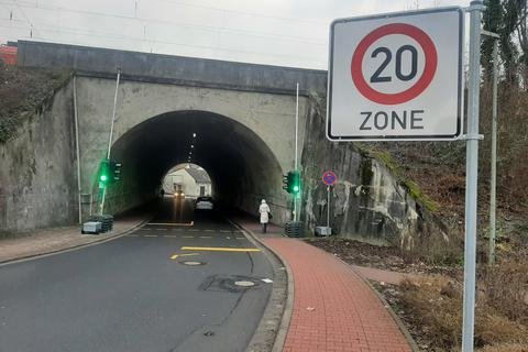 In der Tunneldurchfahrt in der Platter Straße in Niedernhausen gilt ab sofort Tempo 20. 