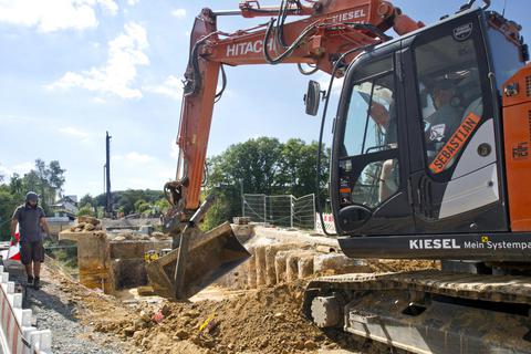 Die Bauarbeiten mit schwerem Gerät für die Neuerrichtung der wichtigen Verbindungsbrücke über die Niedernhausener Bahngleise schreiten voran. Foto: Mallmann/AMP