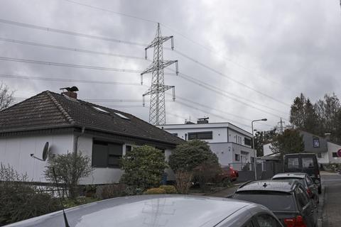 Direkt über dem Dach: Vor allen bei schönem Wetter machen die Stromleitungen Geräusche. Foto: René Vigneron