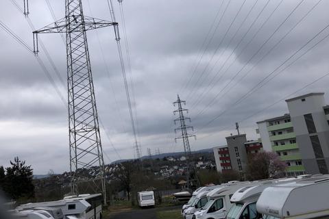 Die bestehenden Masten – hier an der Straße Am Dachsbau in Niedernhausen – dürfen für die Ultranet-Gleichstromleitung genutzt werden. Archivfoto: Christopher Schäfer
