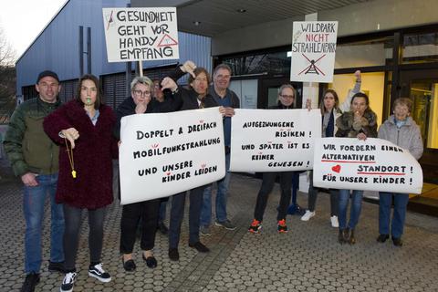 Wildpark-Bewohner demonstrieren vor der Autalhalle in Niedernhausen gegen den Ausbau des Mobilfunkmastes. Foto: Mallmann/AMP