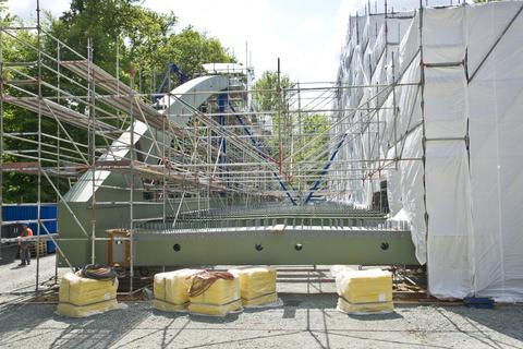Die neue Stabstahlbogenbrücke für die Niedernhausener Eisenbahnüberführung wird Mitte Juni fertig sein. Noch wird sie auf einem Parkplatz an der Wiesbadener Straße zusammengebaut.