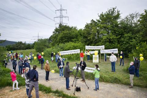Mehr als 80 Menschen versammelten sich auf dem Schäfersberg in Niedernhausen, um erneut gegen den geplanten Trassenverlauf des Ultranet-Projektes zu protestieren. Foto: Mallmann/AMP