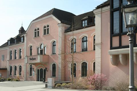Das ursprüngliche Gebäude, in dem das Rathaus der Gemeinde Niedernhausen untergebracht ist, wurde bereits mehrfach erweitert.