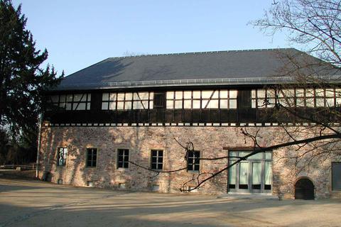 In der Brentanoscheune in Winkel findet das Kurier-Forum statt.