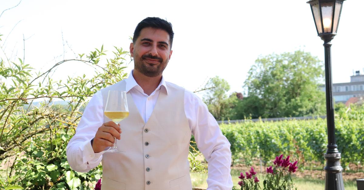 What motivates the new restaurant manager of the Brentanohaus in ...