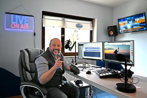Der Geschäftsinhaber von „Radio RheinFM“, Artur Frank, will die Menschen in der Region mit Informationen und Musik versorgen – von Walluf bis Lorch, von Budenheim bis Bacharach. Foto: DigiAtel/Heibel