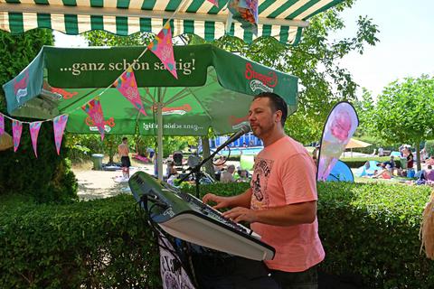 Der Wiesbadener Musiker Alexander Luxem unterhält die Besucher des Freibads in Hallgarten mit Schlagern. Foto: DigiAtel/Heibel