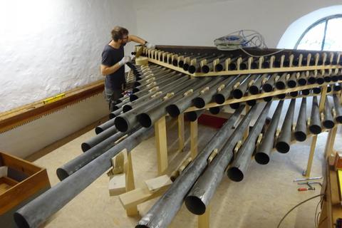 Die spanischen Pfeifen aus der Kathedrale in Zaragoza werden nicht vertikal, sondern horizontal an der Orgel in St. Jakobus angebracht. Foto: Bibo/Musica Sacra