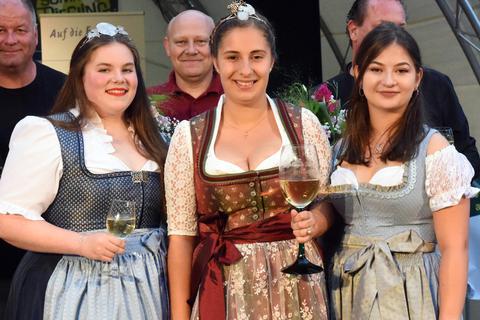 Weinprinzessin Franziska Haber, die neue Weinkönigin Anna-Lena Schmitt und ihre Vorgängerin Dorothea Euler (von links) auf dem Rüdesheimer Weinfest. Foto: Heinz Margielsky