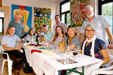 Der Freundeskreis „Amici di Serra“ trifft sich reihum, dieses Mal im Atelier von Jochen Harms (Zweiter von links). An der Wand rechts hängt ein Bild von der künftigen Partnerstadt. Foto: DigiAtel/Heibel