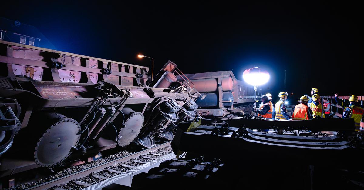 After construction train accident: THW recovers overturned gravel wagon at ...