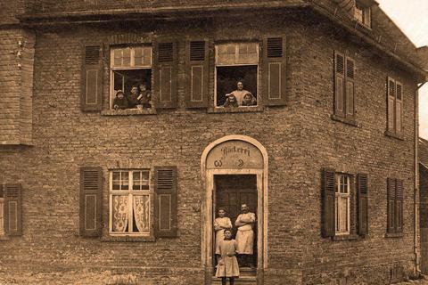 Wilhelm Dries (rechts vor der Tür) eröffnete 1896 in seinem Haus in der Dechaneystraße 8 eine Bäckerei. Foto: Dries
