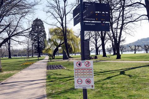 An Ausflugzielen hat die Stadt Rüdesheim Schilder angebracht, die auf die Gefahren von Corona und auf die Verbote des gemeinsamen Verweilens, Grillens und Picknickens hinweisen. Foto: Heinz Margielsky