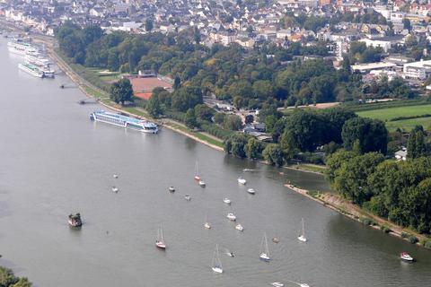 Zwischen Steiger eins (im Vordergrund) und der Hafeneinfahrt (rechts) will die Fremdenverkehrsgesellschaft noch einen Anleger bauen. Archivfoto: DigiAtel/Heibel