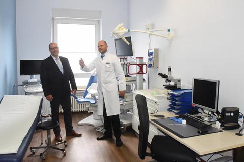 Froh über die neuen Räume in Rüdesheim: Prof. Boris Gabriel (links) und der Leitende Oberarzt Christopher Wolf. Foto: Heinz Margielsky