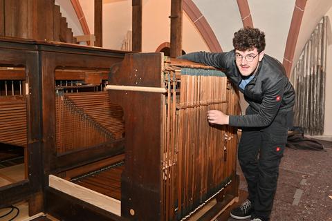 Die Mechanik der Assmannshäuser Schlimbach-Orgel steht weitgehend. Jetzt müssen Michael Weller und Joshua Bernhard (Foto) die Pfeifen einbauen. Foto: DigiAtel/Heibel