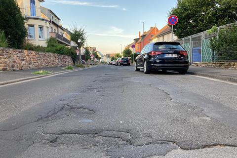 Viele Straßen in Rüdesheim sind kaputt, aber nicht alle so wie die Hugo-Asbach-Straße, die schon seit Langem als Umleitungsstrecke dient. Foto: sjb