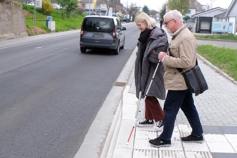 Ein paar Minuten dauerte es, bis Lena Rat kam und Reiner Spring an Rüdesheims erster barrierefreien Bushaltestelle über die Straße half.