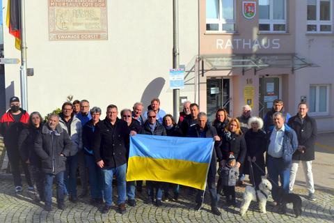 Mitglieder von allen in der Rüdesheimer Stadtverordnetenversammlung vertretenen Parteien drücken vor dem Rathaus ihr Mitgefühl mit der Ukraine aus. Foto: Stadt Rüdesheim
