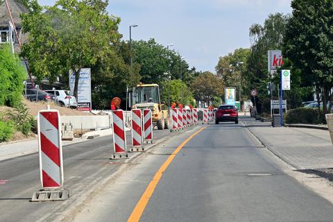 Die Geisenheimer Straße, die derzeit nur einspurig in Richtung Wiesbaden befahrbar ist, wird möglicherweise noch bis November Baustelle bleiben. Foto: DigiAtel/Heibel